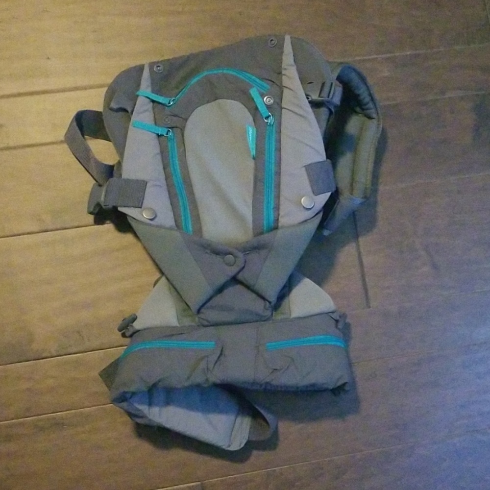 NWOT Infantino Carry On Multi Pocket Carrier